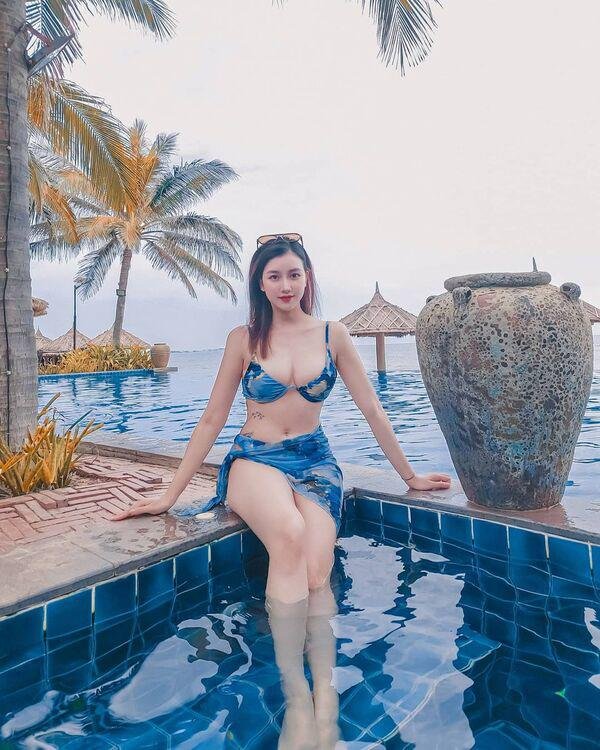 Hot girl làm chao đảo cả báo nước ngoài bởi màn thả rông vòng 1 đi thưởng hoa - Hình 6