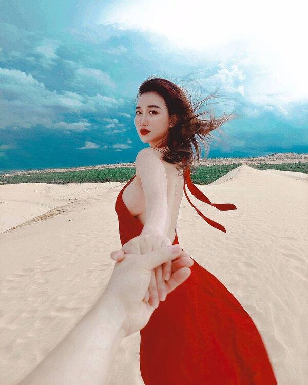 Hot girl làm chao đảo cả báo nước ngoài bởi màn thả rông vòng 1 đi thưởng hoa - Hình 8