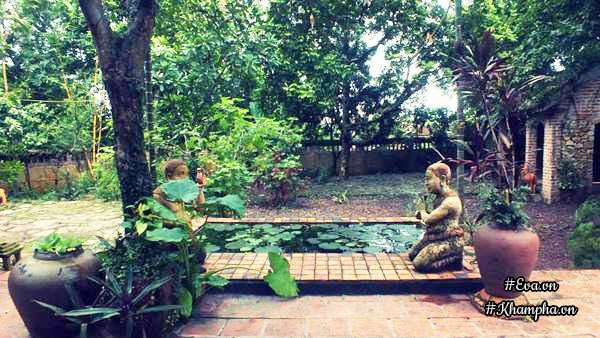 Ngôi nhà được họa sĩ Bùi Hoài Mai mua và phục dựng lại từ một gia đình đông con muốn phá đi để cho các con xây nhà ống.