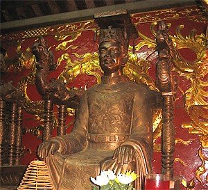 Sau khi vua cha Trần Duệ Tông tử trận, con trai Trần Hiện lên ngôi, lấy hiệu là Trần Phế Đế. Trước việc vua Chiêm liên tục đánh phá Đại Việt, vua Trần Phế Đế đã làm gì?
