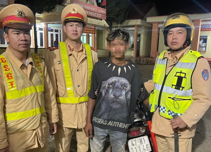 Thiếu niên chạy xe máy giương mã tấu đe dọa xe khách ảnh 2