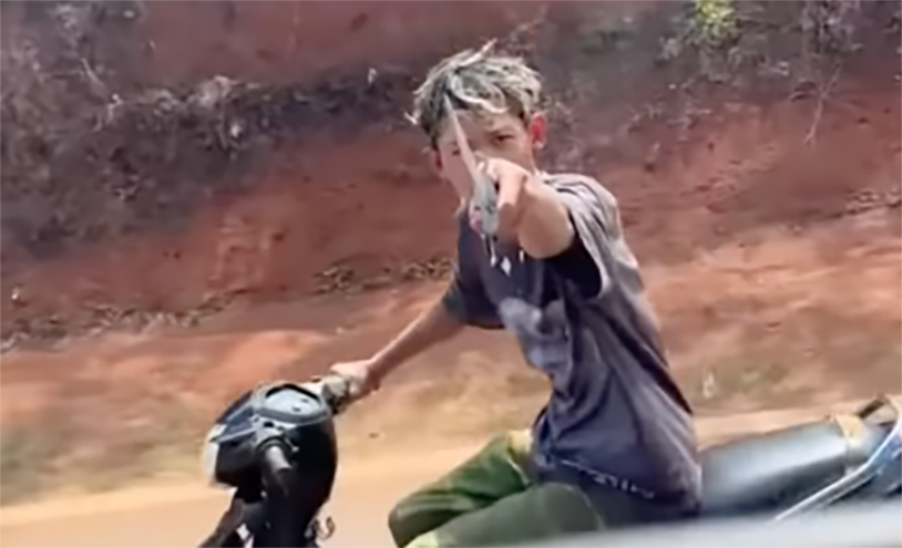 Thiếu niên chạy xe máy giương mã tấu đe dọa xe khách ảnh 1