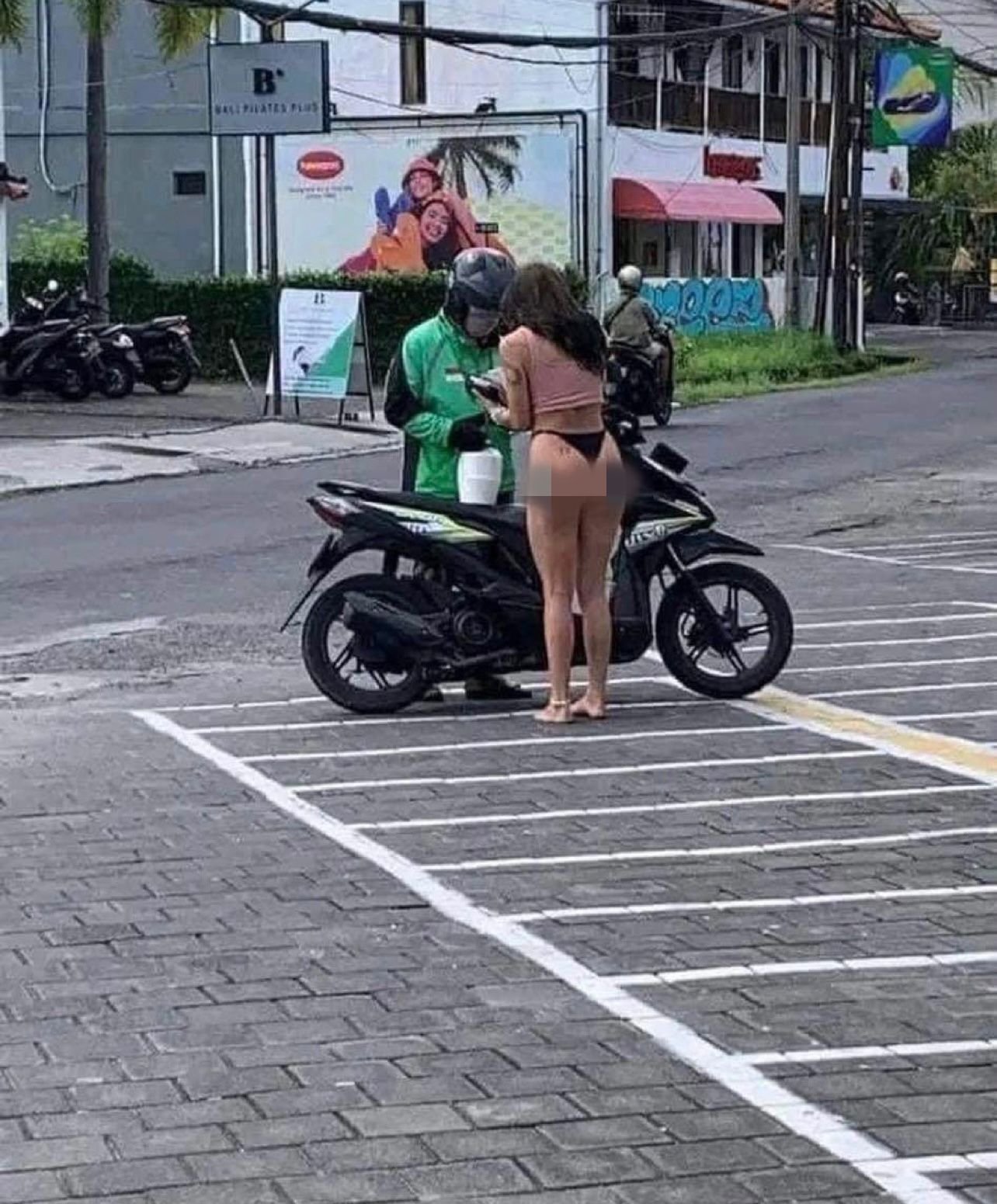 Nhiều cô gái phạm “tội lỗi hồn nhiên” khi mặc đồ ngủ, nội y nhận hàng shipper - 1