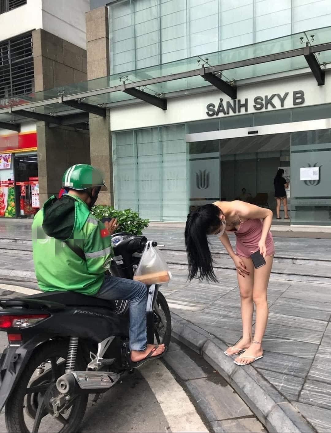 Nhiều cô gái phạm “tội lỗi hồn nhiên” khi mặc đồ ngủ, nội y nhận hàng shipper - 3