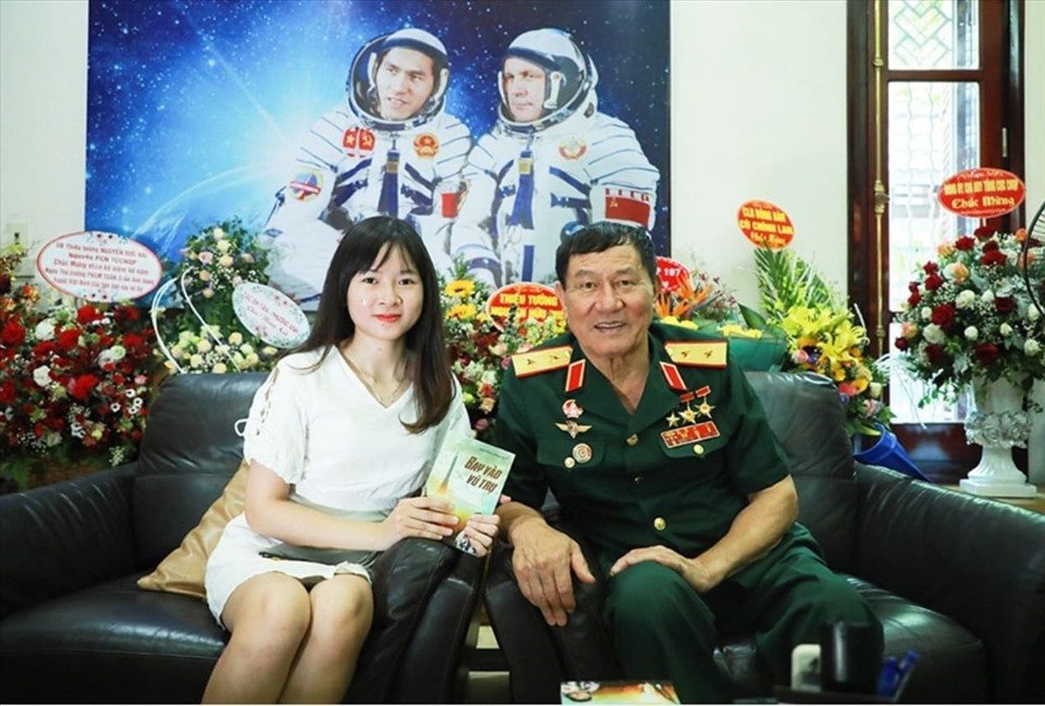 Tháng 9.2020, trong cuộc trò chuyện với PV Lao Động, Trung tướng - Anh hùng Phạm Tuân nói rằng: “Tôi đã hàng trăm, hàng nghìn lần ngắm nhìn đất trời của Tổ quốc từ trên khoang lái của máy bay, bây giờ ngắm nhìn nó từ độ cao vũ trụ, lòng tôi thấy rộn lên niềm vui pha lẫn chút nghẹn ngào: Quê hương đất nước đã nâng cánh cho mình bay!“. Ảnh: Tô Thế