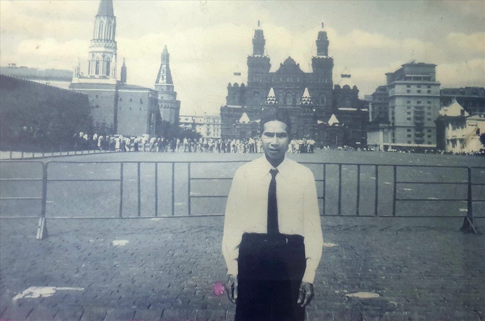 Theo ông Niết, sau khoảng 3 ngày Trung tướng Phạm Tuân bay vào vũ trụ, cụ ông thân sinh ra anh em ông được mời vào đoàn đại biểu nhân dân Việt Nam bay sang Liên Xô để chúc mừng chuyến bay vào vũ trụ thành công. Cùng đi với bố Phạm Tuân còn có Trung tướng Nguyễn Đức Soát và mẹ của phi hành gia Bùi Thanh Liêm. Bức ảnh duy nhất của chuyến đi đó, bố Trung tướng Phạm Tuân chụp trước quảng trường Leningrad. Ảnh: NVCC