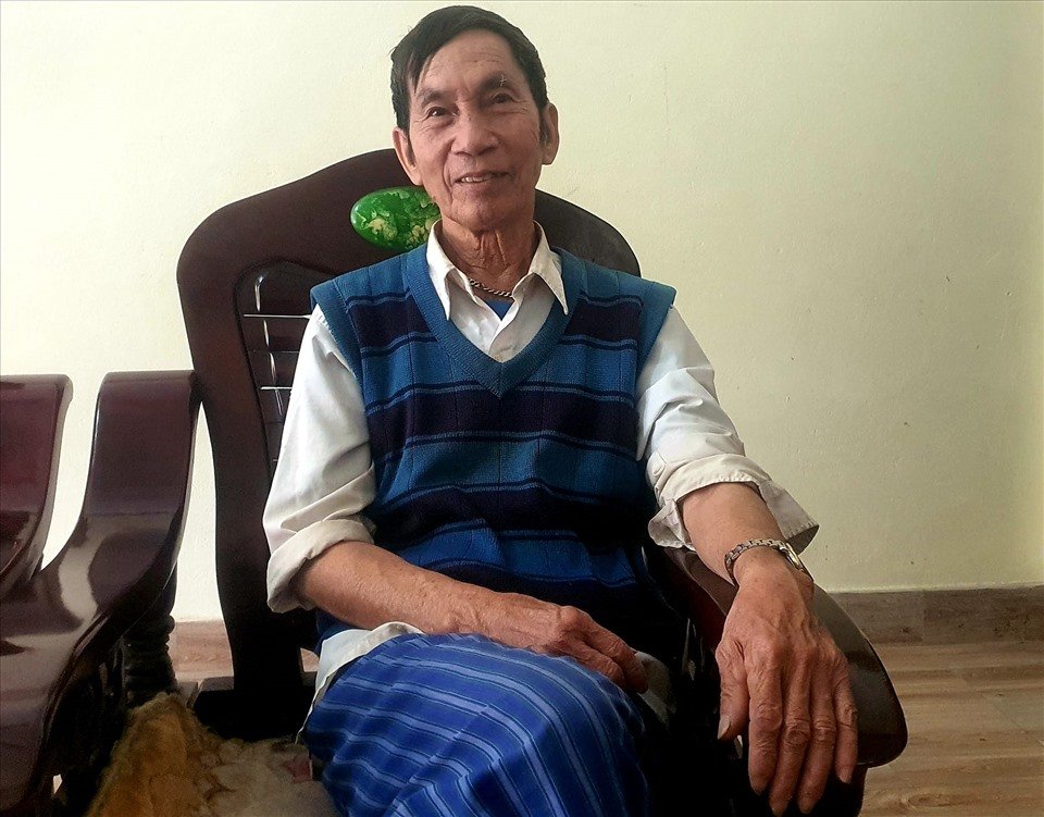 “Thuở thiếu thời chúng tôi chăn trâu cắt cỏ, thả diều cùng nhau, một buổi đi học một buổi đi cày. Ai nghĩ và tưởng tượng được một ngày ông bạn nối khố của mình lại được chọn là người đầu tiên của châu lục, đầu tiên của Việt Nam bay vào khám phá vũ trụ, cảm xúc lúc đó rất vinh dự, tự hào như vui lây với niềm vui chung của Tổ quốc, dân tộc. Bạn bè chăn trâu thả diều với nhau thuở trẻ, sau anh Tuân đã được bay vào vũ trụ, tựa như cánh diều tuổi thơ tung bay trong gió, không gian“, ông Đước cười xúc động, nói. Ảnh: T.D
