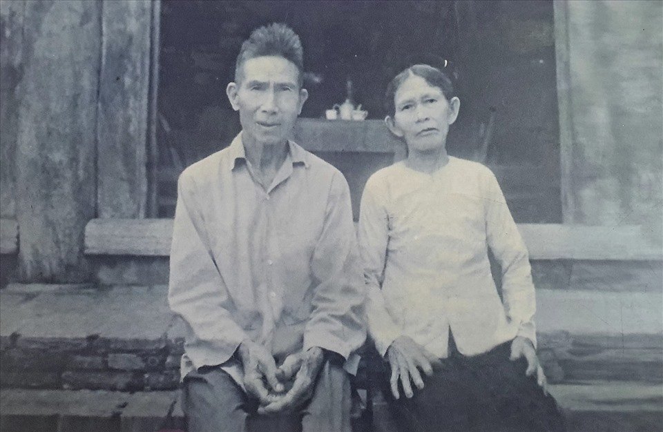 Bố mẹ thân sinh ra Trung tướng - Anh hùng Phạm Tuân bên ngôi nhà cổ xưa gắn liền bao kỷ niệm của phi hành gia. Theo ông Niết kể lại, bố ông lên 8 tuổi đã mồ côi cả bố lẫn mẹ, ông cụ được chị gái dẫn theo làm người ăn, kẻ ở cho bên nhà chồng có điều kiện khá. Tiền công được bao nhiêu, bác gái của tướng Tuân giữ và tích cóp hộ. “Sau này khi thành thanh niên, ông cụ nhà tôi đem vốn liếng tích cóp được đi lập nghiệp riêng, buôn trâu bò thế nên cũng có khá hơn và lấy mẹ tôi, mua được ngôi nhà này rồi sinh ra anh chị em tôi“, ông Niết nhớ lại. Ảnh: NVCC