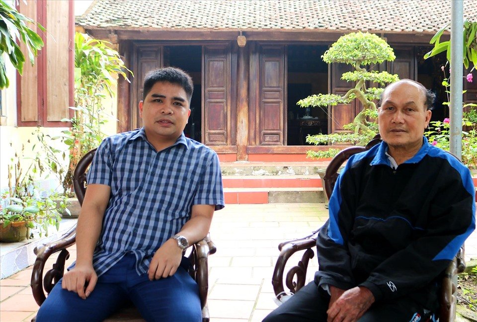 Em trai ruột Trung tướng - Anh hùng Phạm Tuân, ông Phạm Đình Niết trò chuyện với PV Lao Động. Ông Niết kể, bố mẹ ông sinh được bốn người con, anh trai cả của gia đình chiến đấu, hi sinh năm 1952 trong cuộc kháng chiến chống Mỹ cứu nước. Phạm Tuân là con trai thứ 2, sau đó là người chị gái sinh năm 1950 rồi cuối cùng sinh ông là con út. Ảnh: T.C