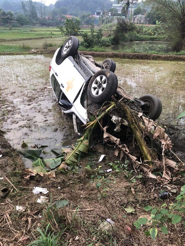 Xe cấp cứu bay xuống ruộng, bệnh nhân đang thở khí oxi lồm cồm bò ra ngoài, gột rửa bùn - Ảnh 2.