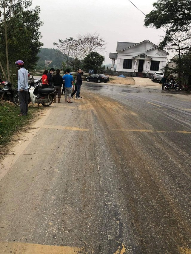 Xe cấp cứu bay xuống ruộng, bệnh nhân đang thở khí oxi lồm cồm bò ra ngoài, gột rửa bùn - Ảnh 4.