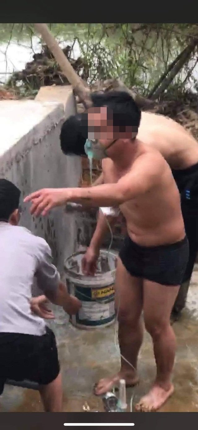 Xe cấp cứu bay xuống ruộng, bệnh nhân đang thở khí oxi lồm cồm bò ra ngoài, gột rửa bùn - Ảnh 5.