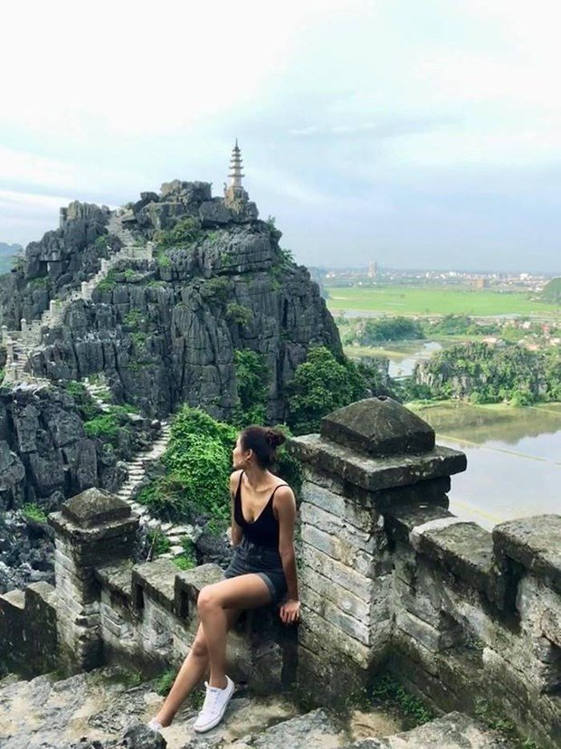 Bạn gái Quang Hải khoe ảnh “sống ảo” gợi cảm trên đỉnh Hang Múa hình ảnh 1 Ban gai Quang Hai khoe anh “song ao” goi cam tren dinh Hang Mua hinh anh 1
