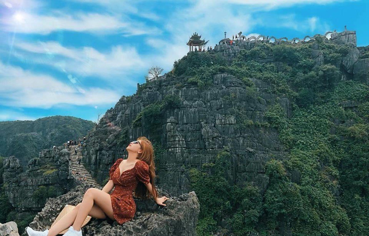 Bạn gái cầu thủ Quang Hải với góc ảnh ấn tượng trên "Vạn lý trường thành Việt Nam." (Ảnh: CTV/Vietnam+)