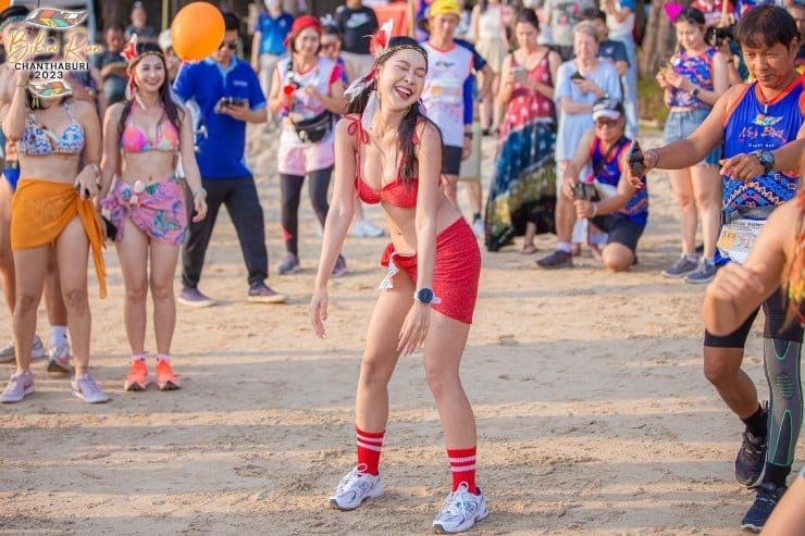Choáng ngợp trước nhan sắc dàn Á hậu, hot girl mặc bikini chạy đua ở bãi biển Thái Lan 5 Choáng ngợp trước nhan sắc dàn Á hậu, hot girl mặc bikini chạy đua ở bãi biển Thái Lan 5
