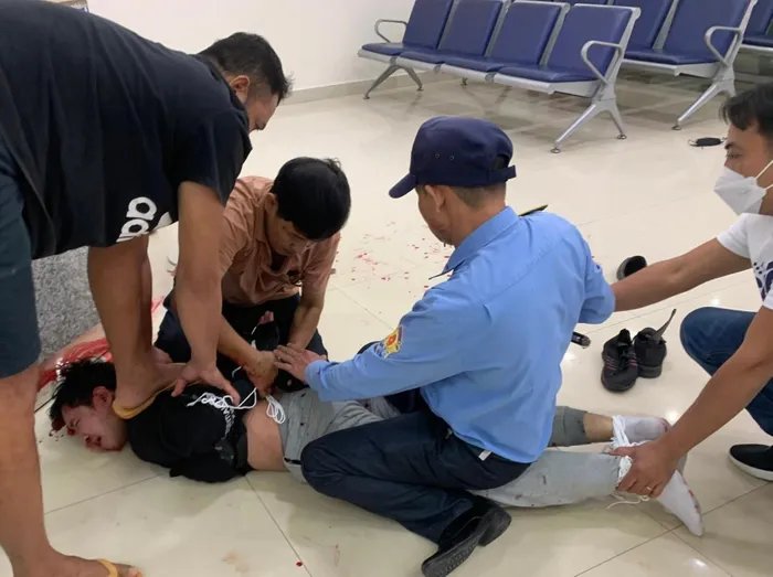 Tên cướp bị bảo vệ và khách hàng khống chế.