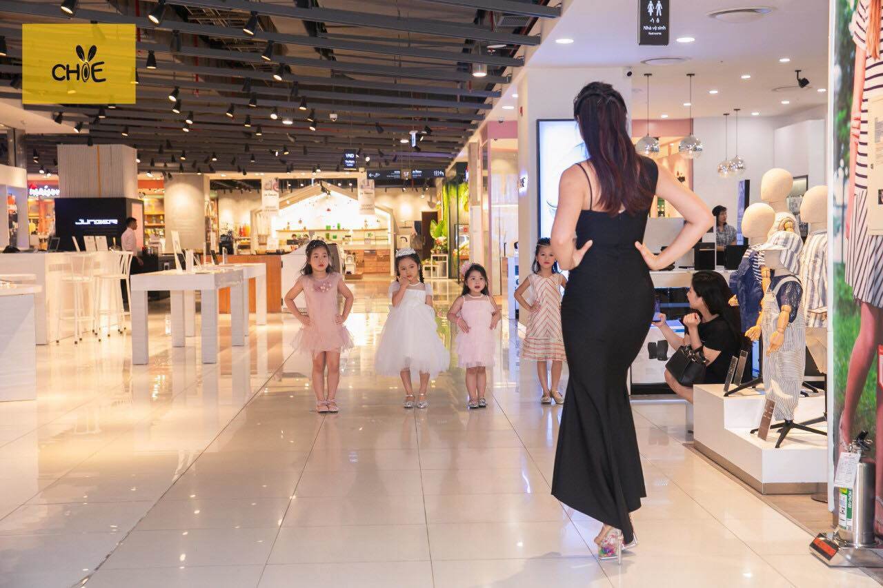 Cô giáo trẻ trong ảnh chụp trộm ở phố đi bộ ngoài đời cực phẩm, còn làm MC - 11