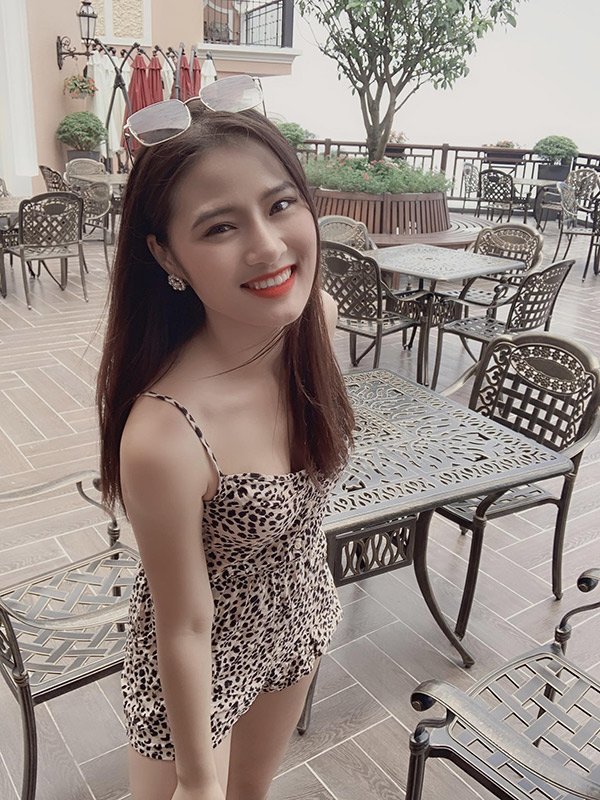 Cô giáo trẻ trong ảnh chụp trộm ở phố đi bộ ngoài đời cực phẩm, còn làm MC - 13