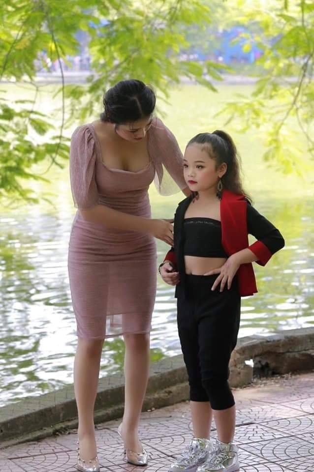 Cô giáo trẻ trong ảnh chụp trộm ở phố đi bộ ngoài đời cực phẩm, còn làm MC - 2