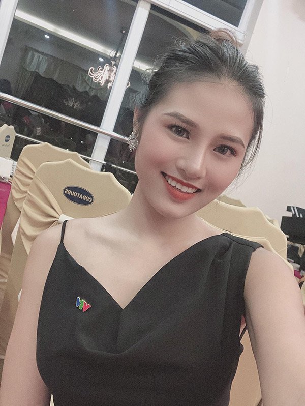 Cô giáo trẻ trong ảnh chụp trộm ở phố đi bộ ngoài đời cực phẩm, còn làm MC - 6