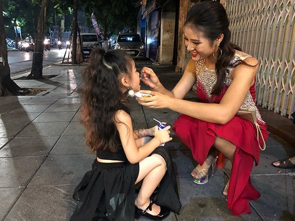 Cô giáo trẻ trong ảnh chụp trộm ở phố đi bộ ngoài đời cực phẩm, còn làm MC - 8