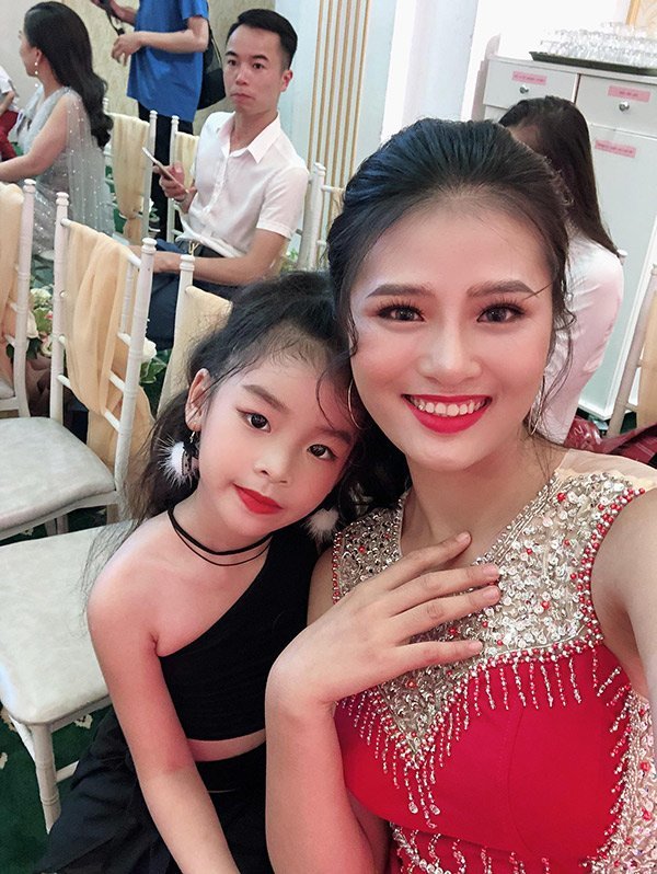 Cô giáo trẻ trong ảnh chụp trộm ở phố đi bộ ngoài đời cực phẩm, còn làm MC - 9