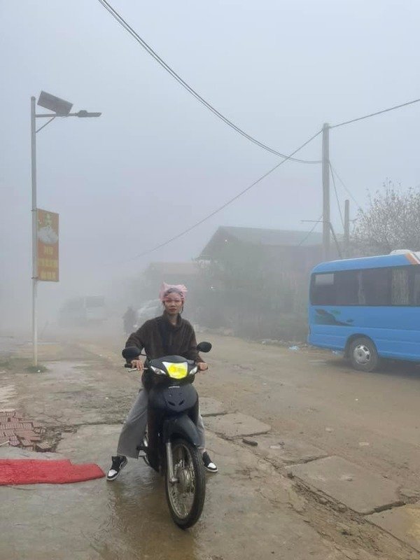  Mây mù giăng lối hóa thành những giọt nước li ti, chẳng khác nào mưa phùn. (Ảnh: FB Phượt Luôn)