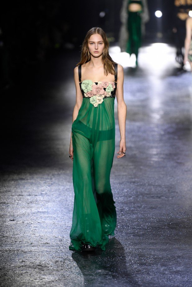 Cô gái diện xuyên thấu đạp xe làm người đi đường không dám nhìn thẳng - 2