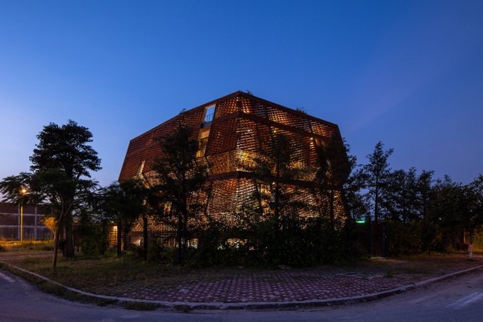 Nhà tổ ngói độc lạ ở Hà Nam: Dùng 22.000 viên ngói xây gần 2 năm mới xong - 8