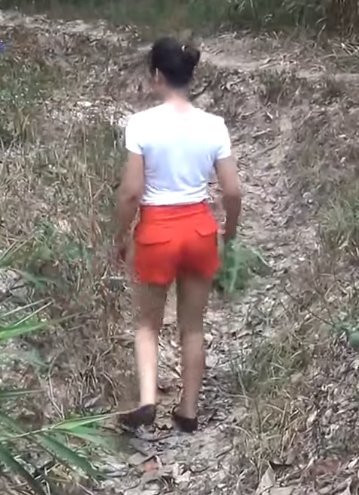 cô gái xinh đẹp, vào rừng chặt 1 cành cây, sau đó làm việc không tưởng