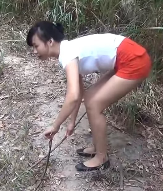 cô gái xinh đẹp, vào rừng chặt 1 cành cây, sau đó làm việc không tưởng