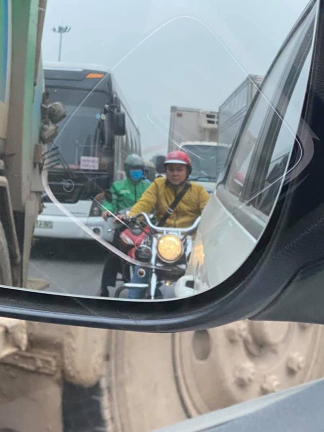 Bức ảnh chụp qua gương chiếu hậu gây xôn xao, chân dung người đàn ông khiến tất cả thích thú - Hình 2