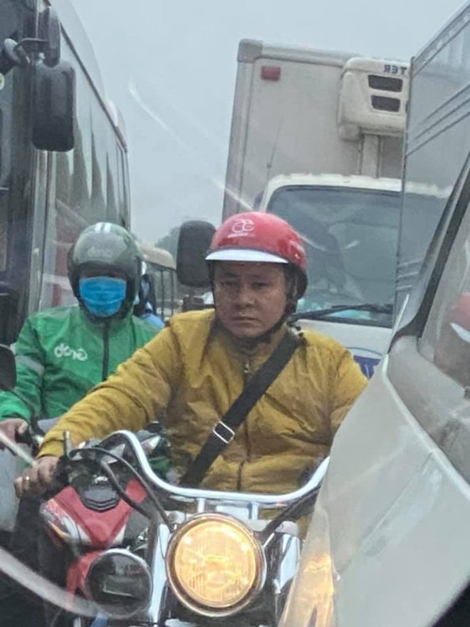 Bức ảnh chụp qua gương chiếu hậu gây xôn xao, chân dung người đàn ông khiến tất cả thích thú - Hình 3