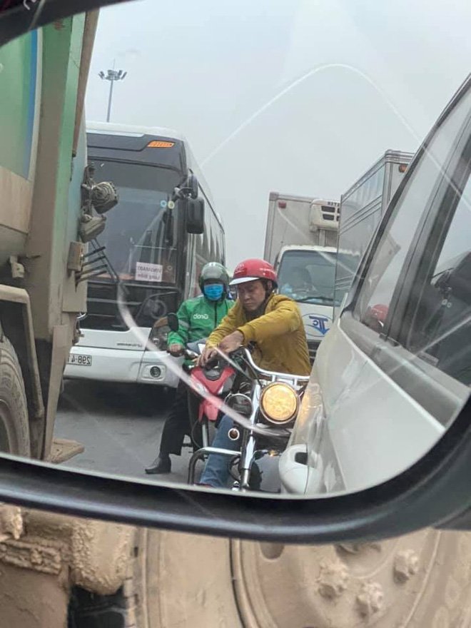 Bức ảnh chụp qua gương chiếu hậu gây xôn xao, chân dung người đàn ông khiến tất cả thích thú - Hình 4