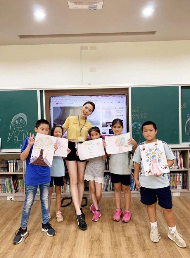 Bức ảnh cô giáo mầm non cổ vũ văn nghệ gây bão mạng, nhưng ai nấy sững sờ khi nhìn vào trang phục cô mặc: Thảo nào bố chủ động đi đón con! - Ảnh 2.