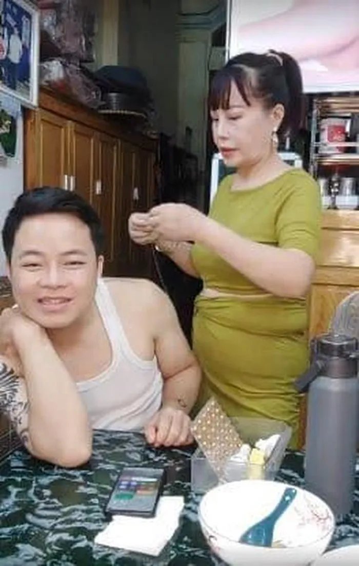 Còn đây là diện mạo thật của bà xã Hoa Cương trên clip livestream.
