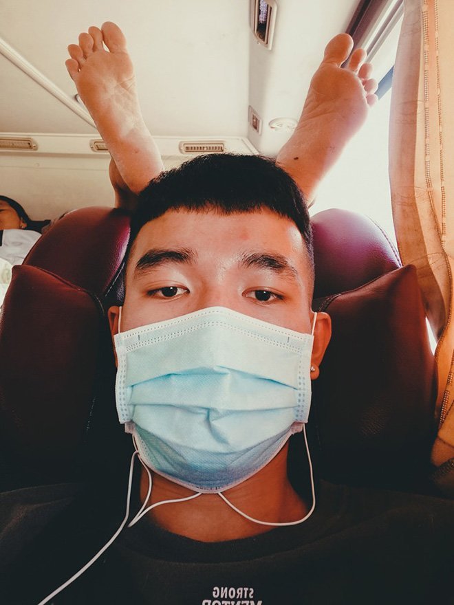 Cô gái trẻ hồn nhiên nằm ngửa trên máy bay, khi bị nhắc nhở còn tỏ thái độ - 4