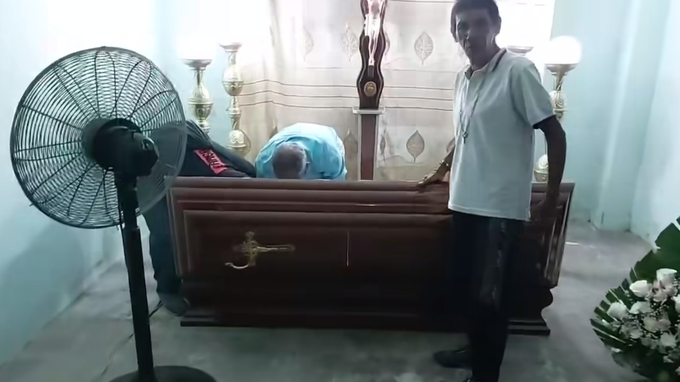 Cụ bà bất ngờ tỉnh dậy, đòi mở nắp quan tài trong lễ tang của chính mình - 1 Cụ bà bất ngờ tỉnh dậy, đòi mở nắp quan tài trong lễ tang của chính mình - 1