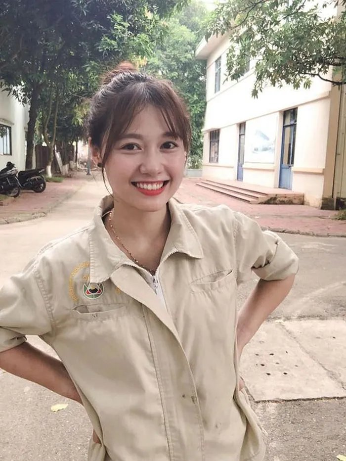 Cô gái được mệnh danh "nữ công nhân hot girl" là Nguyễn Bảo Thoa (quê Bắc Ninh). Thời điểm nổi tiếng, cô nàng là sinh viên của trường Đại học Xây dựng Hà Nội, khoa Môi trường.