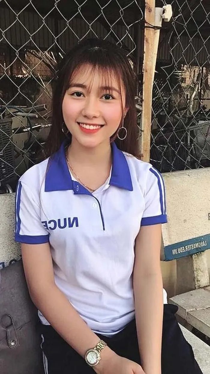 Hình ảnh “nữ công nhân” của Thoa được chụp trong kỳ thực tập tại xưởng của trường Cao đẳng Xây dựng Công trình đô thị (Hà Nội). Đó là ảnh chụp lén và cô nàng cũng rất bất ngờ khi hình ảnh của mình nhận được sự quan tâm của mọi người.