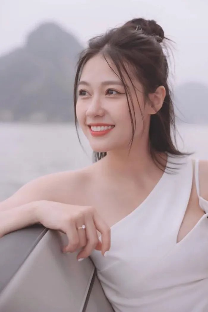 Trước khi được biết đến với biệt danh “nữ công nhân hot girl”, Bảo Thoa đã là gương mặt có tiếng của trường Đại học Xây dựng Hà Nội.