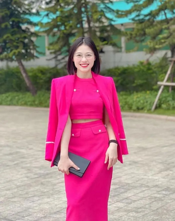 “Mình học Xây dựng 4,5 năm, sau đó lại theo đuổi một công việc hoàn toàn mới không có chút liên quan nào đến máy móc, môi trường. Dẫu vậy, mình không hề tiếc nuối tấm bằng đại học bởi, tuổi trẻ là không ngừng trải nghiệm để có những góc nhìn mới và lựa chọn phù hợp nhất với bản thân. Hiện tại, mình đang được làm công việc mình yêu thích, thu nhập tốt, tự mua được xe hơi cho mình”, Bảo Thoa chia sẻ.