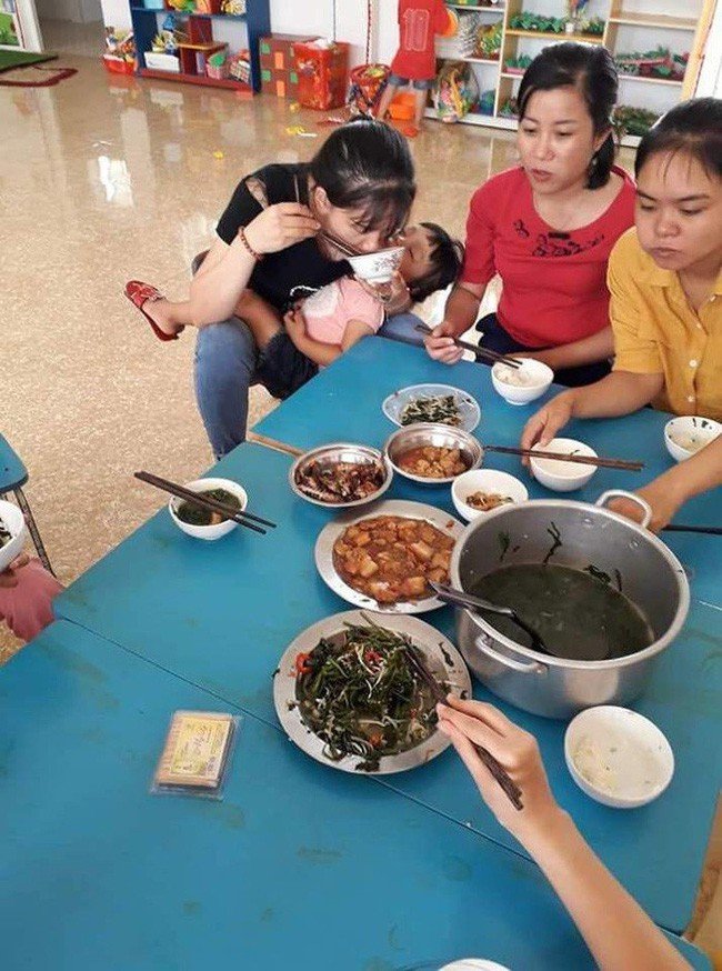 Kể chuyện bữa trưa nào cũng dọa cho học sinh phát khóc, cô giáo mầm non suýt bị mắng, mọi người nghe ngọn ngành thì lại xót xa - Ảnh 2. Kể chuyện bữa trưa nào cũng dọa cho học sinh phát khóc, cô giáo mầm non suýt bị mắng, mọi người nghe ngọn ngành thì lại xót xa - Ảnh 2.