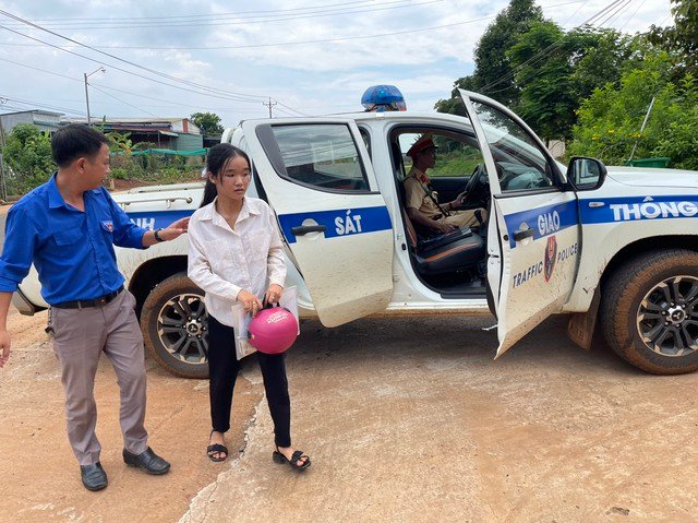 Bình Phước: Nữ sinh nén đau thương vì mất cha để hoàn thành kỳ thi tốt nghiệp - Ảnh 5. Bình Phước: Nữ sinh nén đau thương vì mất cha để hoàn thành kỳ thi tốt nghiệp - Ảnh 5.
