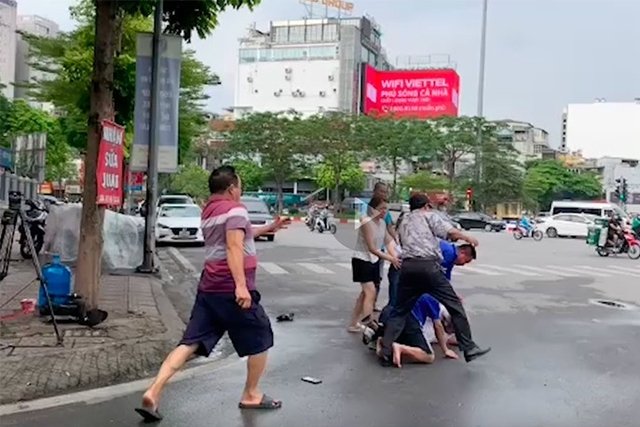 Phóng viên bị hành hung khi quay cảnh mua quạt tích điện giữa cao điểm nắng nóng - Ảnh 1. Phóng viên bị hành hung khi quay cảnh mua quạt tích điện giữa cao điểm nắng nóng - Ảnh 1.