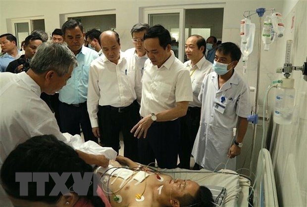 Phó Thủ tướng Chính phủ Trần Lưu Quang đến thăm hỏi, động viên hai cán bộ Công an xã Ea Ktur bị thương trong vụ nhóm người chưa xác định đầy đủ danh tính dùng súng tấn công trụ sở Ủy ban Nhân dân xã Ea Tiêu và xã Ea Ktur (huyện Cư Kuin, Đắk Lắk). (Ảnh: Quang Thái/TTXVN) Phó Thủ tướng Chính phủ Trần Lưu Quang đến thăm hỏi, động viên hai cán bộ Công an xã Ea Ktur bị thương trong vụ nhóm người chưa xác định đầy đủ danh tính dùng súng tấn công trụ sở Ủy ban Nhân dân xã Ea Tiêu và xã Ea Ktur (huyện Cư Kuin, Đắk Lắk). (Ảnh: Quang Thái/TTXVN)