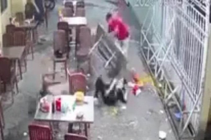 Vụ người đàn ông vác bàn đập một phụ nữ: Đập xong lại cùng về nhà - 1 Vụ người đàn ông vác bàn đập một phụ nữ: Đập xong lại cùng về nhà - 1