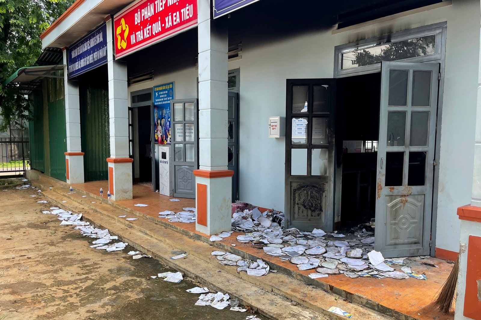 Vụ tấn công ở Đắk Lắk: Khẩn trương sửa chữa trụ sở xã - 13 Vụ tấn công ở Đắk Lắk: Khẩn trương sửa chữa trụ sở xã - 13