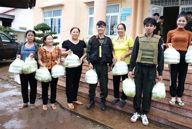 Vụ tấn công ở Đắk Lắk: Những phần cơm ấm áp nghĩa tình quân dân hình ảnh 2 Vu tan cong o Dak Lak: Nhung phan com am ap nghia tinh quan dan hinh anh 2