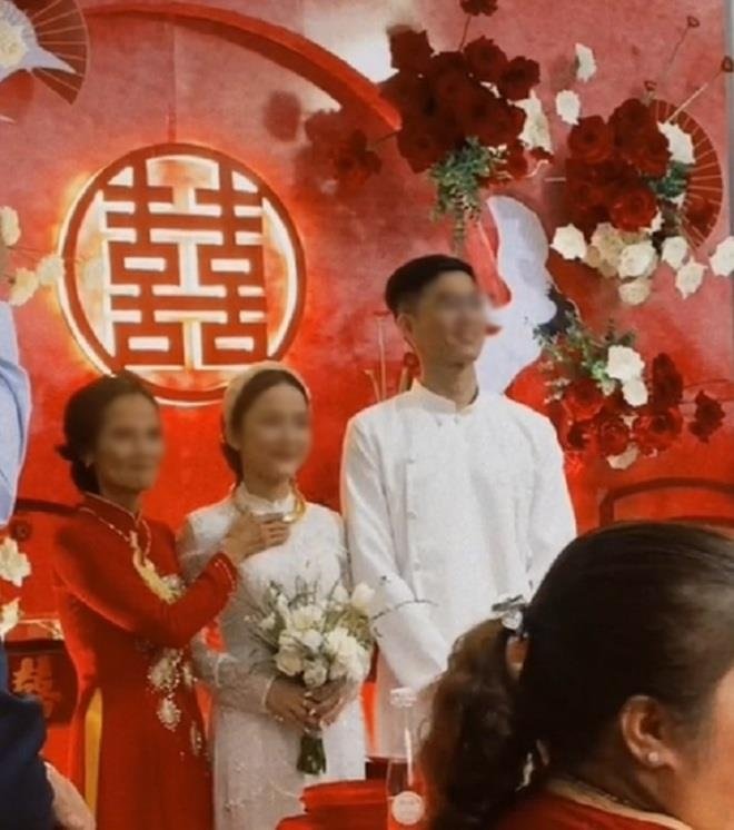 Xót xa cô dâu ‘sáng mặc áo cưới - tối mặc áo tang’ gượng cười cử hành hôn lễ - 2